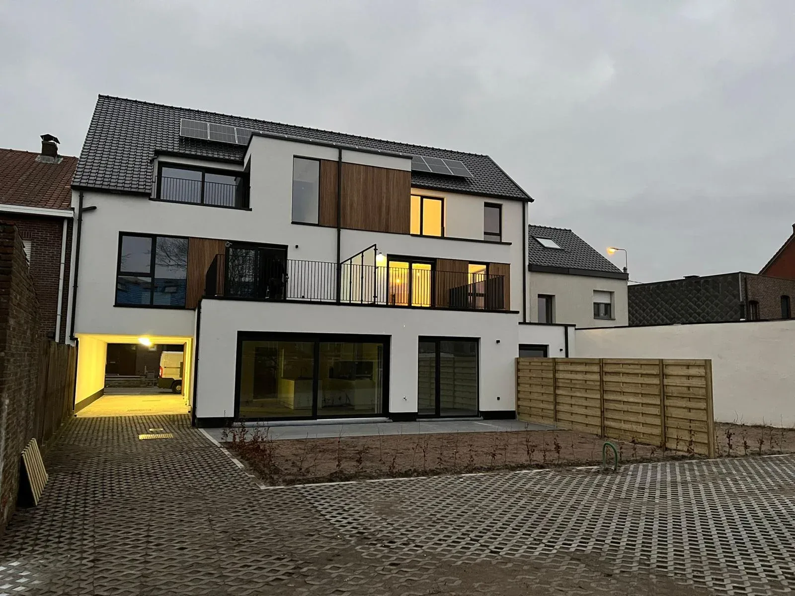 Nieuwbouwappartementen in Zelzate bij avond, gebouwd door SN Group