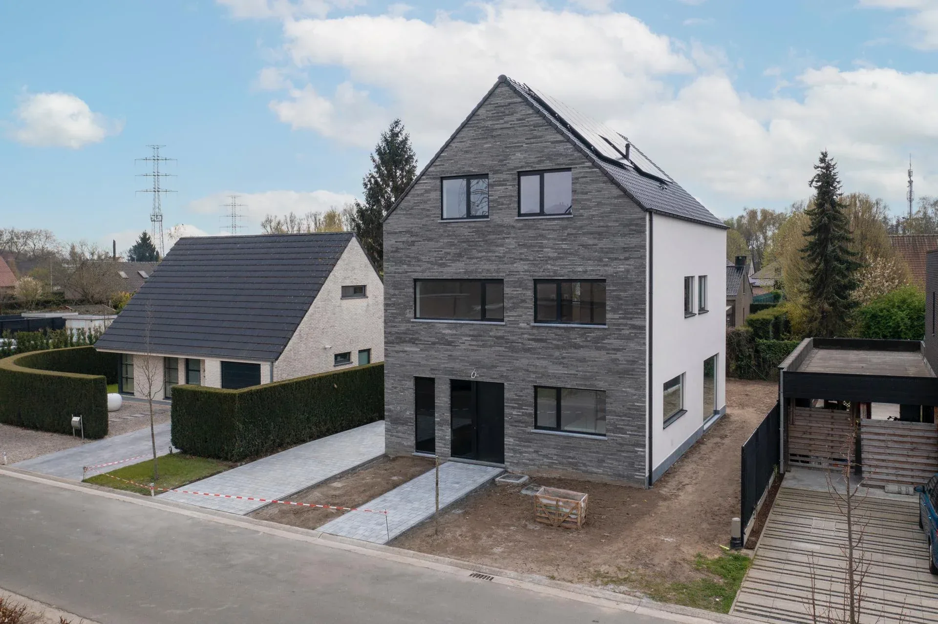 Nieuwbouwwoning met gevel aan de straatzijde vanuit de lucht, realisatie van SN Group