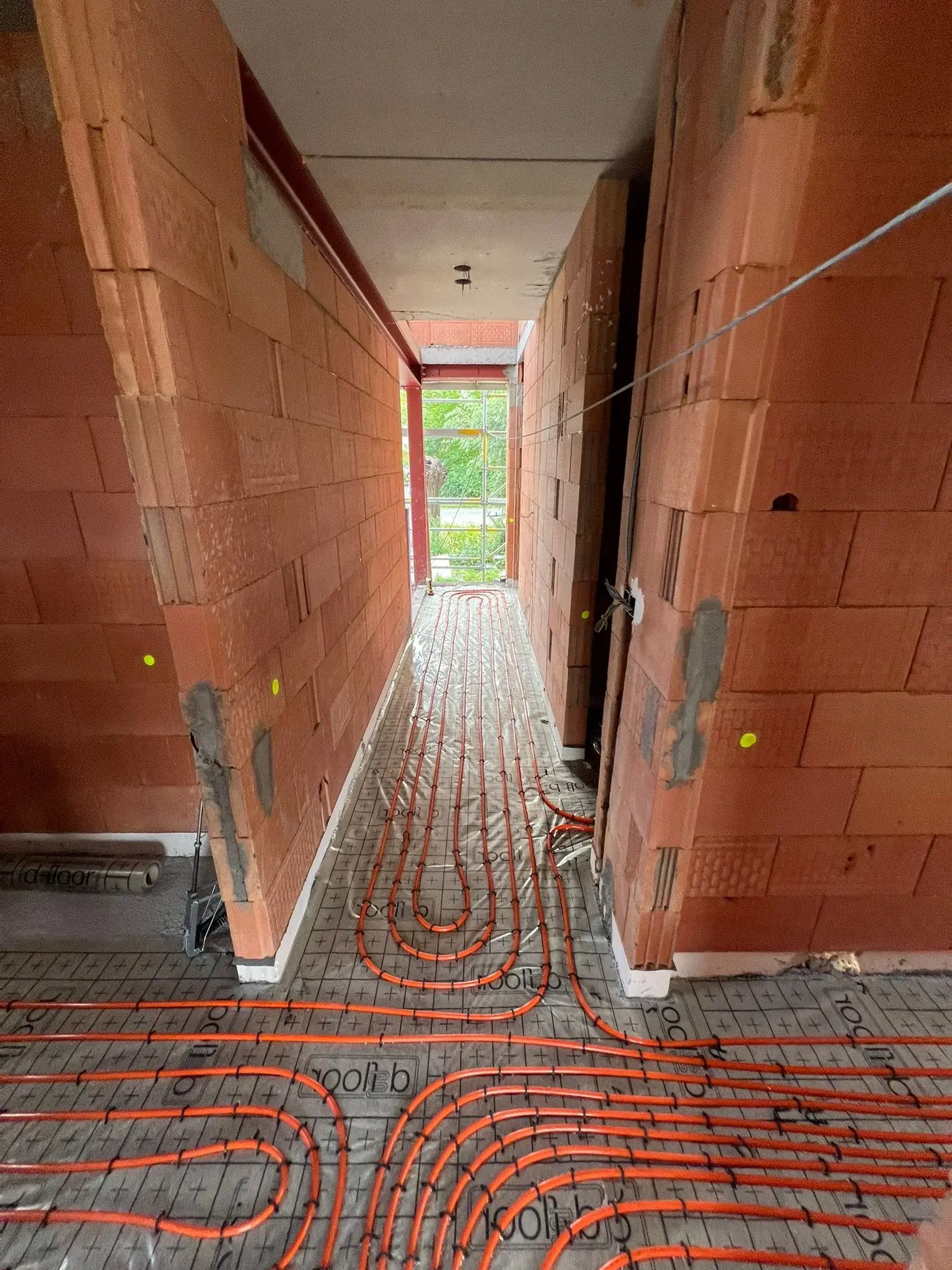 Gevel in witte baksteen met stelling tijdens renovatiewerken