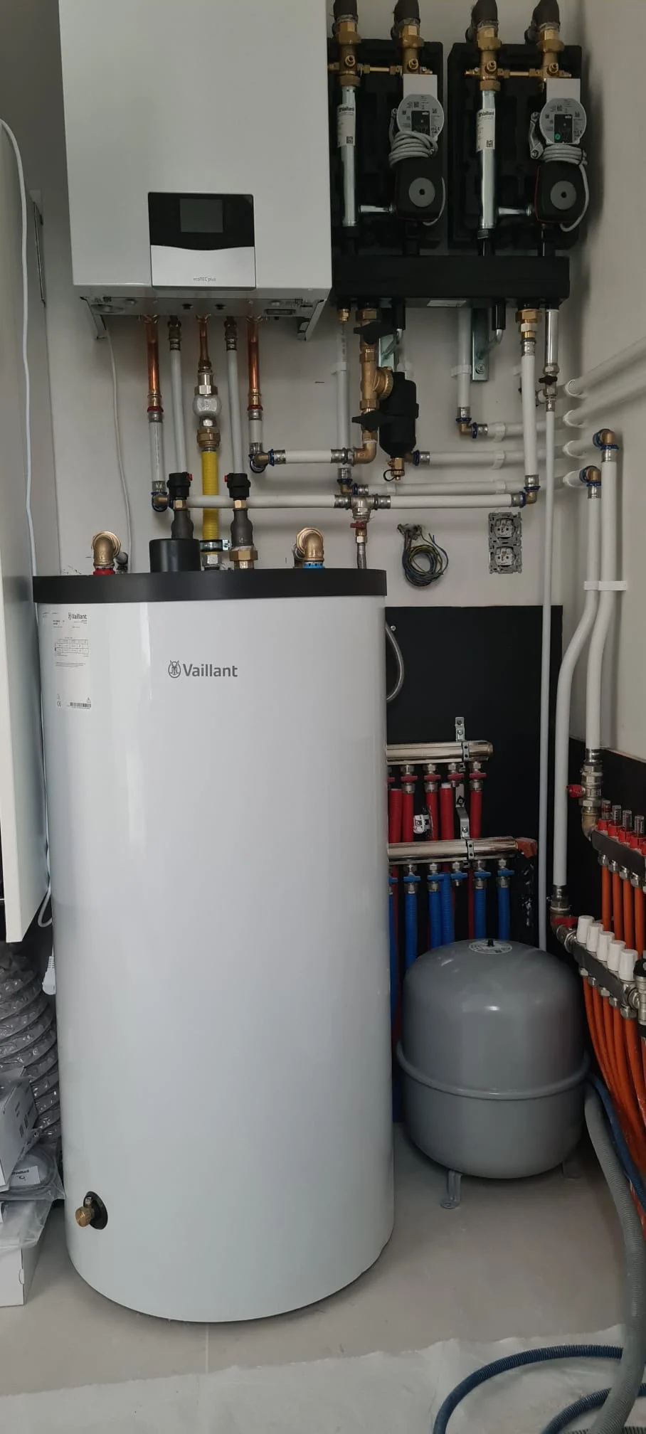 Detail van een warmtepompinstallatie met leidingen in een technische ruimte